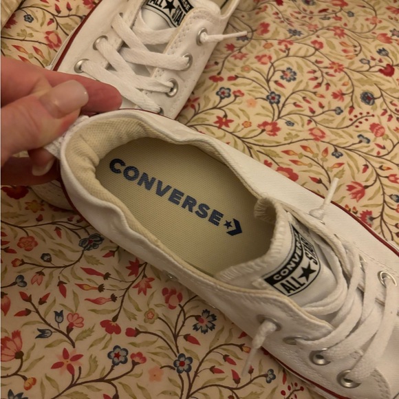 Brand new converse, super cute and only wore once. I prefer old converse !!! - Picture 3 of 7